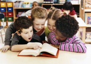 bambini in libreria con la scuola pic